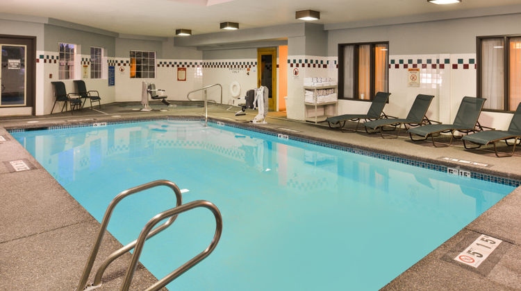 Holiday Inn Express & Stes Janzten Beach Pool