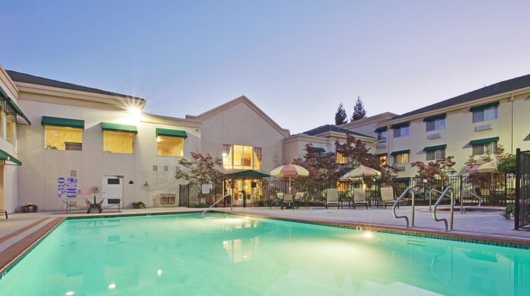 Holiday Inn Hotel Auburn Pool