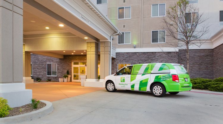 Holiday Inn Hotel & Suites Airport Lobby