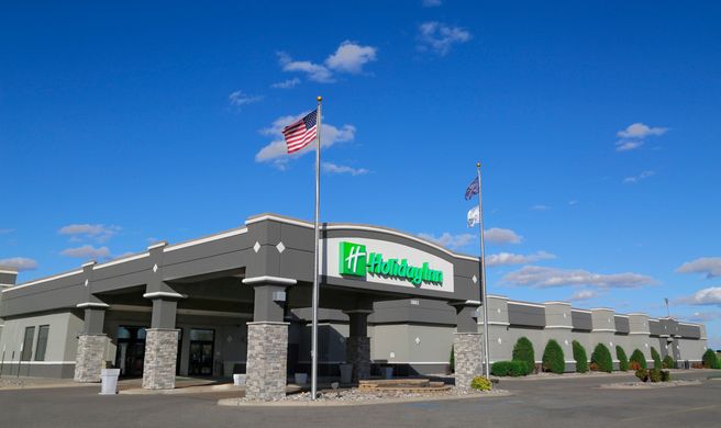 Holiday Inn Fargo Exterior