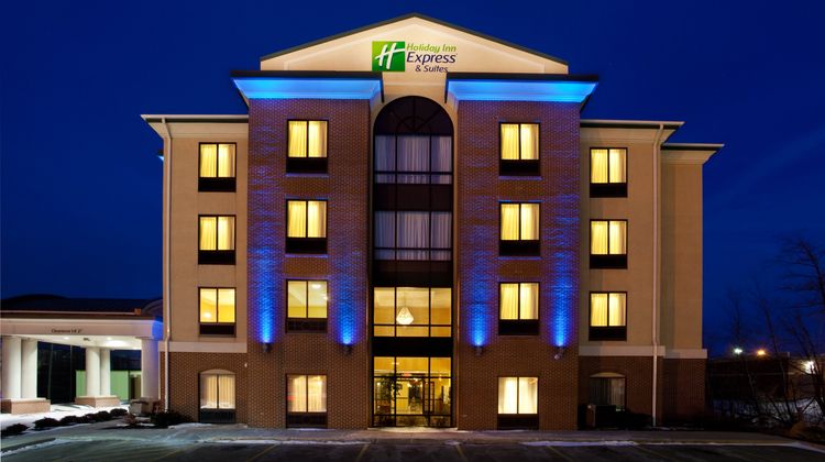 Holiday Inn Express & Suites Cleveland Exterior