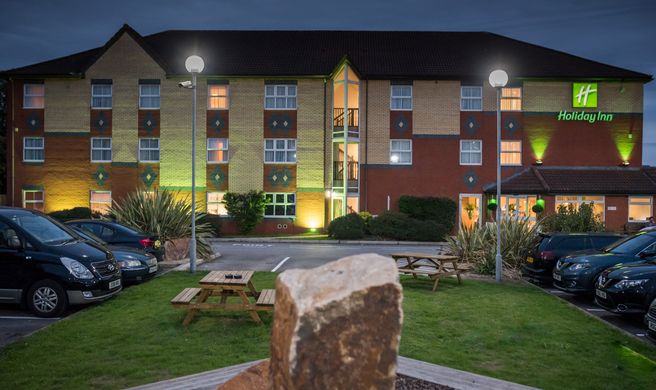 Holiday Inn Manchester West Exterior