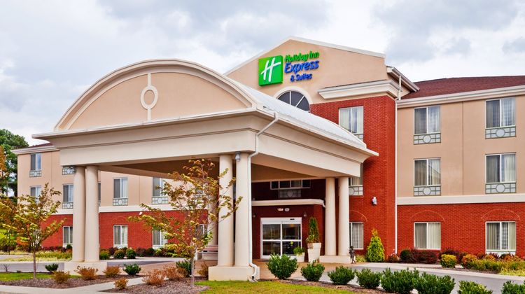 Holiday Inn Express Hotel & Suites Exterior