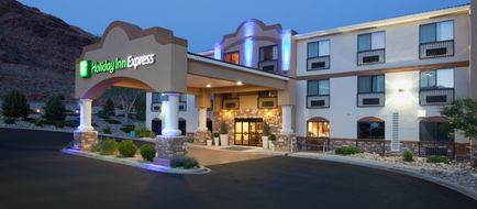 Holiday Inn Express Hotel & Suites Exterior