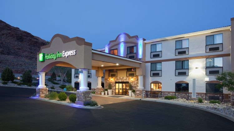 Holiday Inn Express Hotel & Suites Exterior