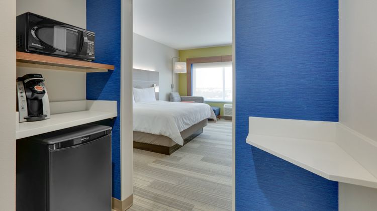 Holiday Inn Express & Suites Dallas NW Room