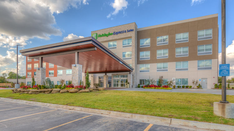 Holiday Inn Express & Stes Tulsa Midtown Exterior