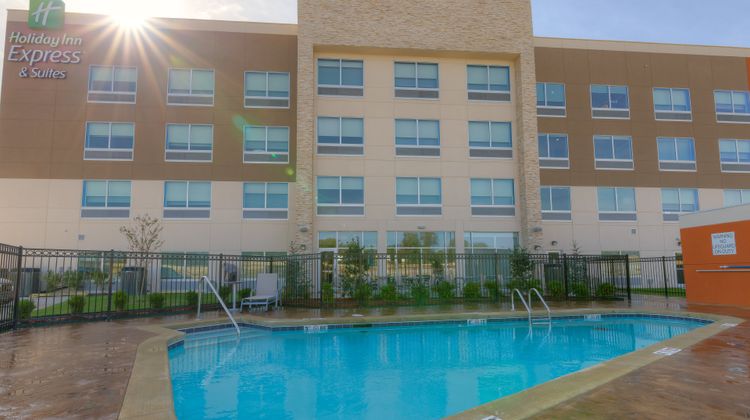 Holiday Inn Express & Stes Tulsa Midtown Pool