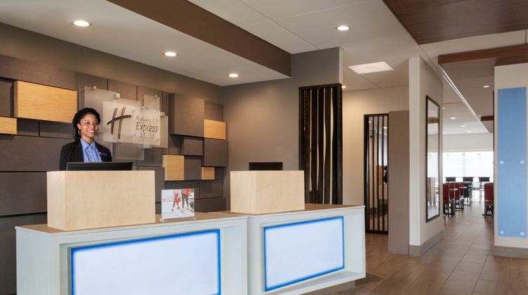 Holiday Inn Express/Suites Cincinnati NE Lobby