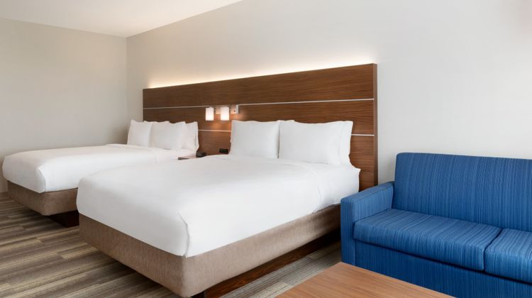 Holiday Inn Express/Suites Cincinnati NE Room