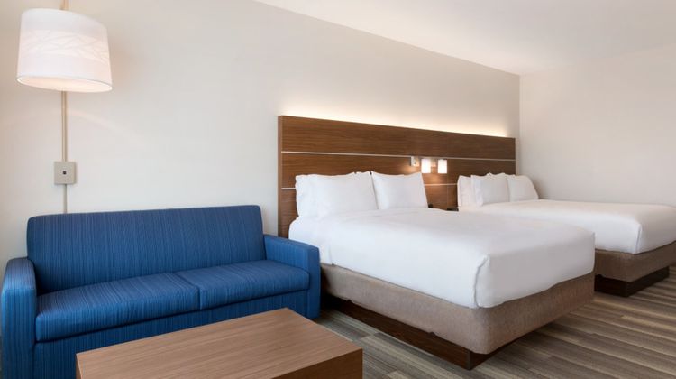 Holiday Inn Express/Suites Cincinnati NE Room