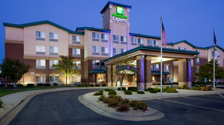 Holiday Inn Express & Suites St. Paul Ne Exterior