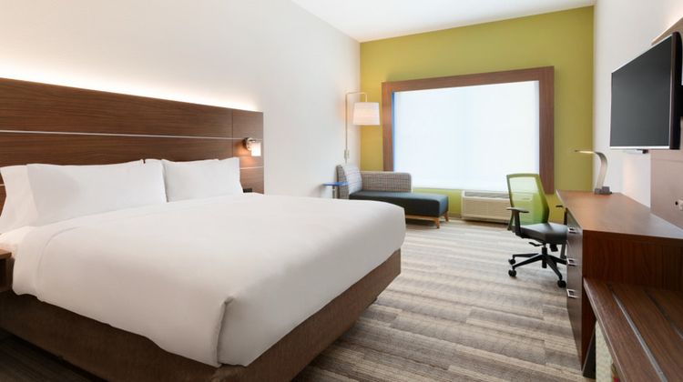 Holiday Inn Express/Suites Cincinnati NE Room