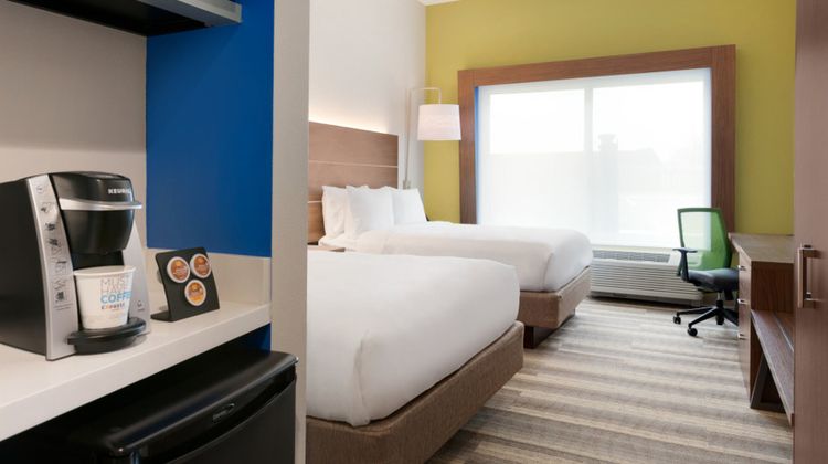 Holiday Inn Express/Suites Cincinnati NE Room
