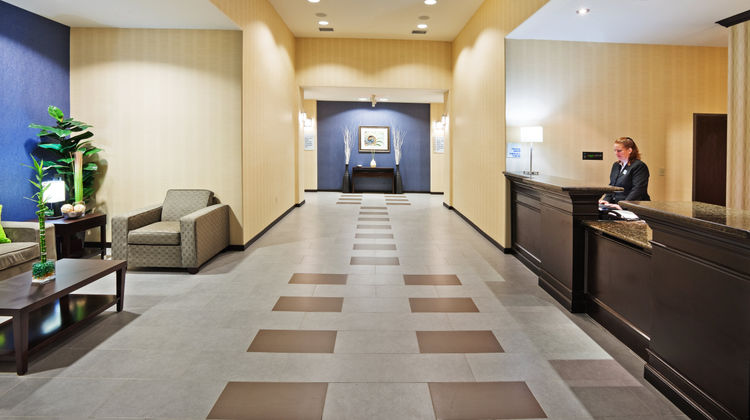 Holiday Inn Express & Stes Okmulgee Lobby