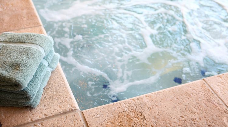 Holiday Inn & Suites Davenport Pool