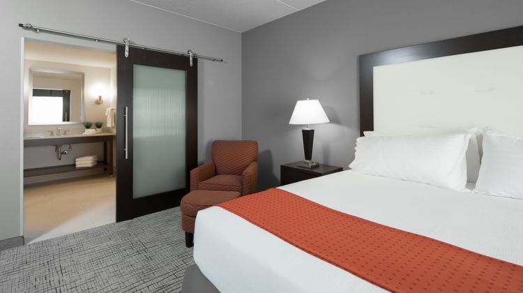 Holiday Inn & Suites Davenport Suite