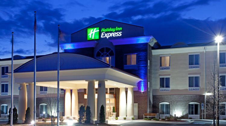 Holiday Inn Express Pembroke Exterior