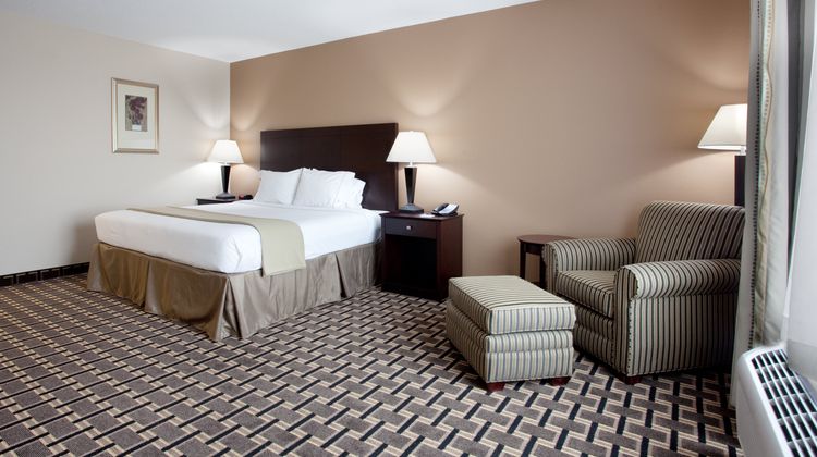 Holiday Inn Express Pembroke Room