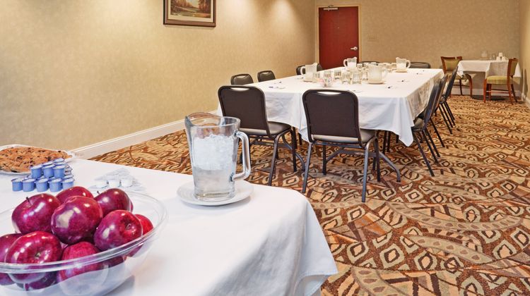Holiday Inn Express Hotel & Suites Meeting