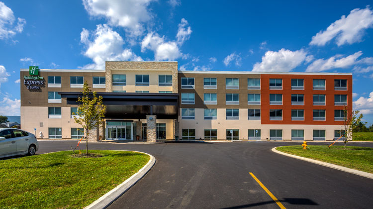 Holiday Inn Express & Stes Reedsville Exterior