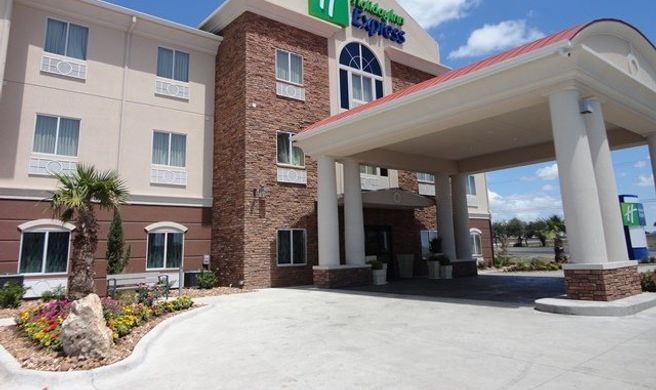 Holiday Inn Express Kenedy Exterior