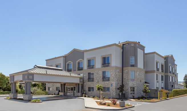 Holiday Inn Express Hotel & Suites Exterior