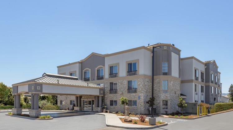 Holiday Inn Express Hotel & Suites Exterior