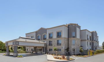 Holiday Inn Express Hotel & Suites