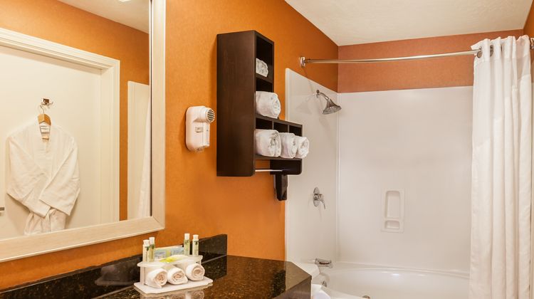 Holiday Inn Express Hotel & Suites Suite