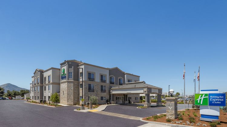 Holiday Inn Express Hotel & Suites Exterior
