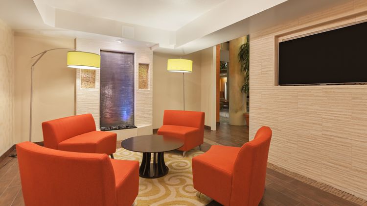 Holiday Inn Express Hotel & Suites Lobby