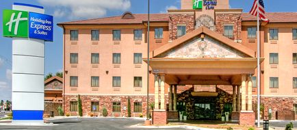 Holiday Inn Express Hotel & Suites Exterior