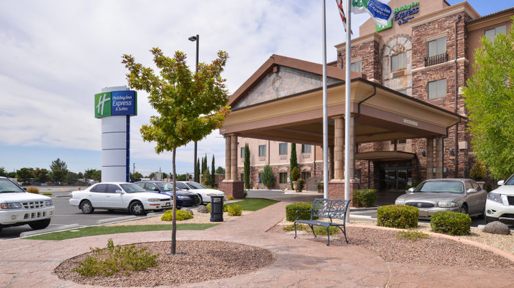 Holiday Inn Express Hotel & Suites Exterior