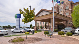 Holiday Inn Express Hotel & Suites