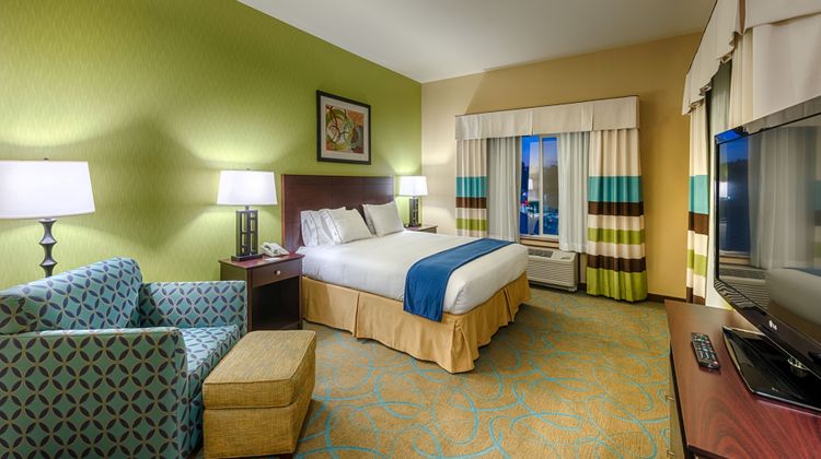 Holiday Inn Express & Suites Red Bluff Room