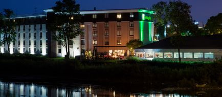Holiday Inn Milwaukee Riverfront Exterior