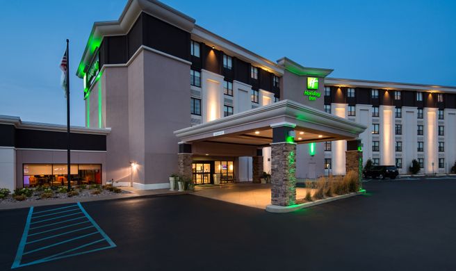 Holiday Inn Milwaukee Riverfront Exterior
