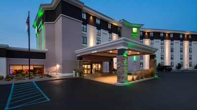 Holiday Inn Milwaukee Riverfront
