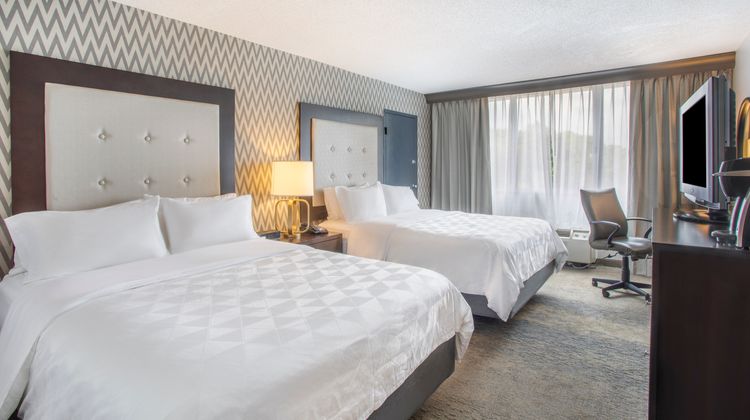 Holiday Inn-Suites Parsippany Fairfield Room