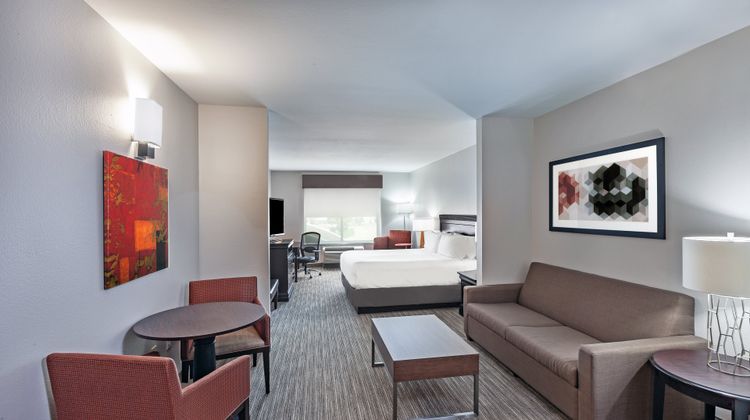 Holiday Inn Express & Suites Shreveport Suite