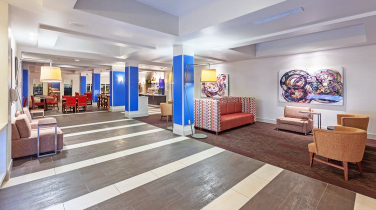 Holiday Inn Express & Suites Shreveport Lobby