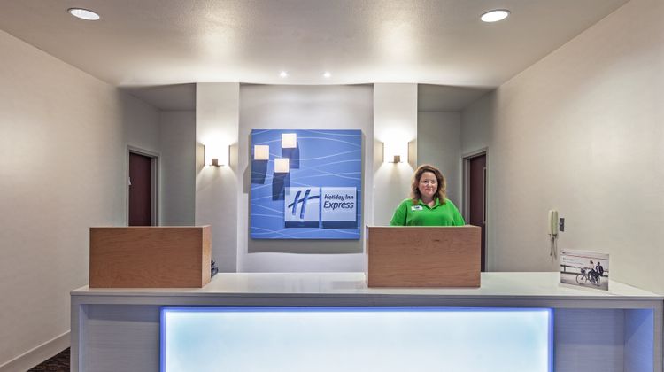 Holiday Inn Express & Suites Shreveport Lobby
