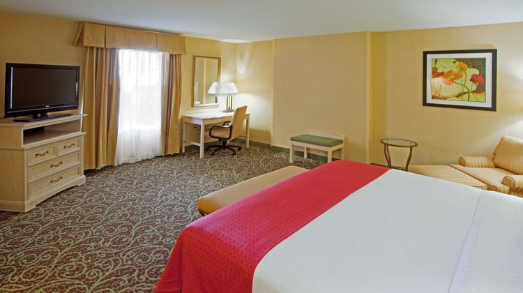 Holiday Inn Chantilly-Dulles Expo Suite