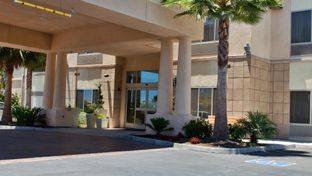 Holiday Inn Express Hotel & Suites