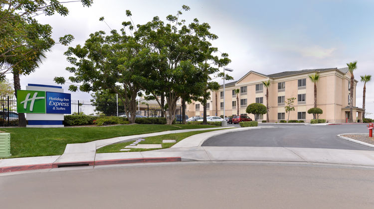 Holiday Inn Express Hotel & Suites Exterior