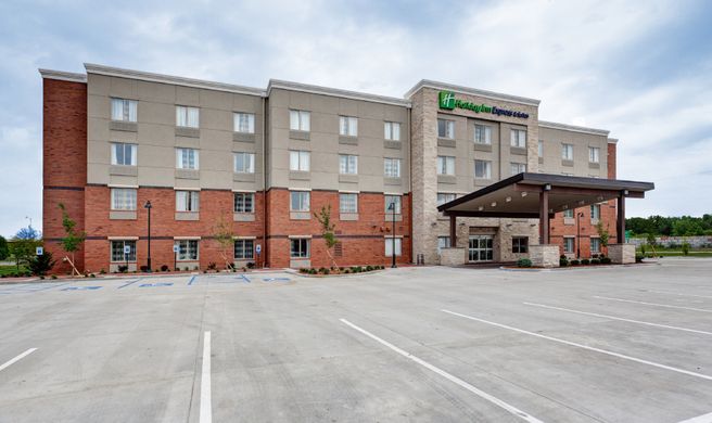 Holiday Inn Express & Suites Manhattan Exterior