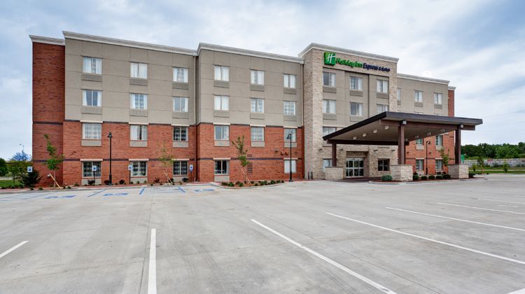 Holiday Inn Express & Suites Manhattan Exterior