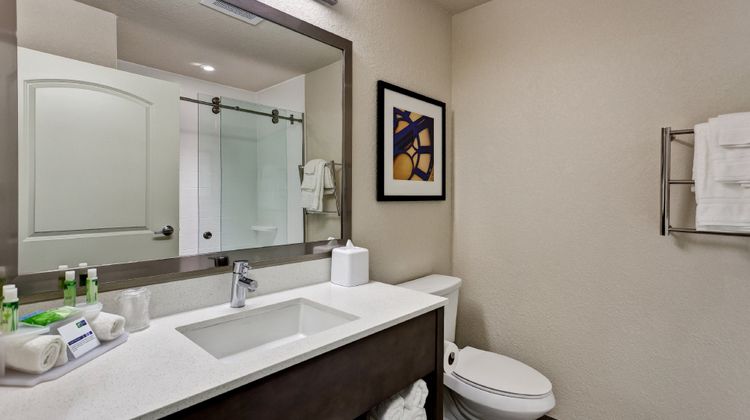 Holiday Inn Express & Suites Manhattan Room