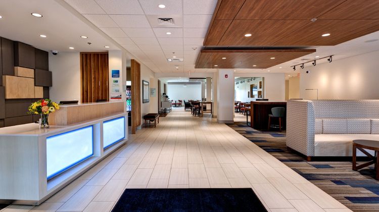 Holiday Inn Express & Suites Manhattan Lobby